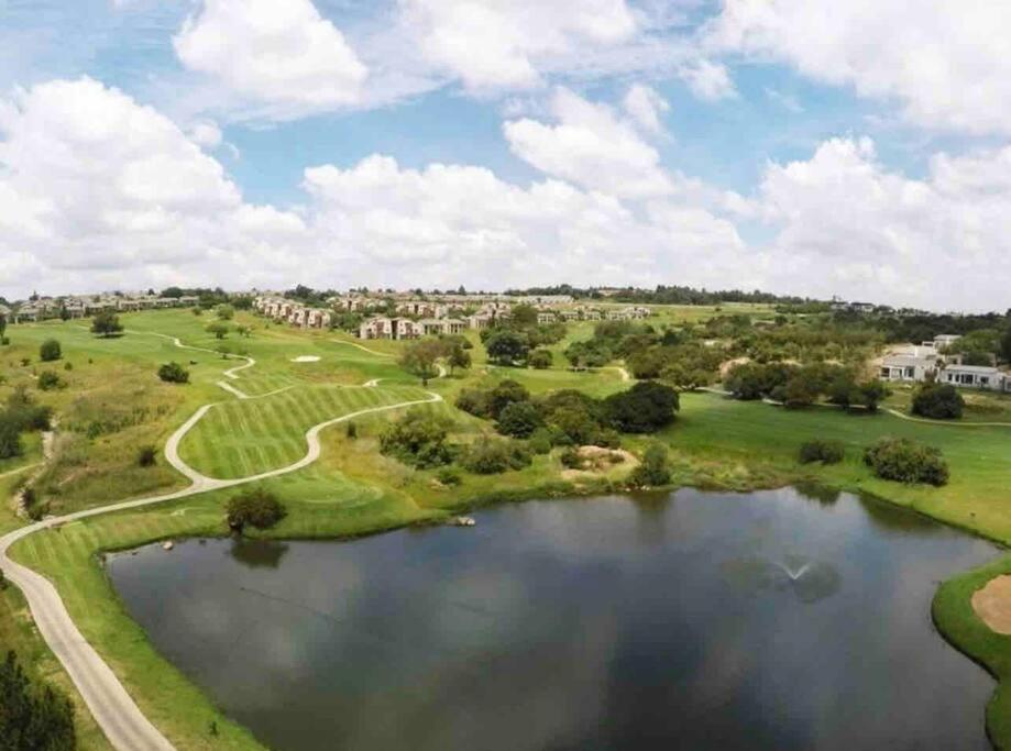 Cozy Self Catering With Golf Course Views, Jackal Creek Golf Estate Apartment Roodepoort